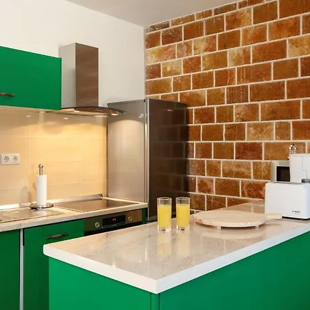 Sleeps 7 With Pool And Air Con * Pražnice