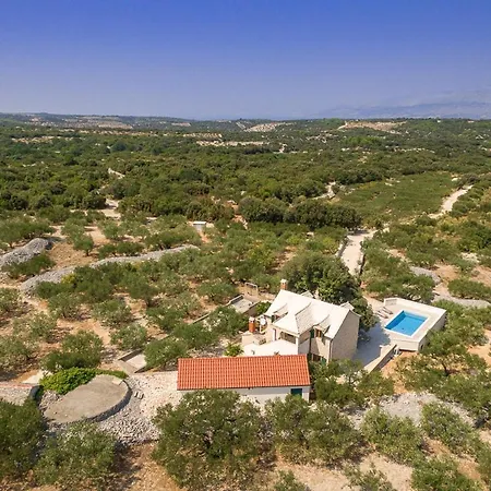 Sleeps 7 With Pool And Air Con *