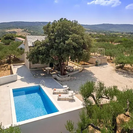 Villa Sleeps 7 With Pool And Air Con