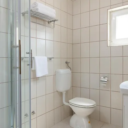 Sleeps 7 With Pool And Air Con *
