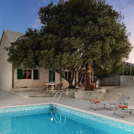 Villa Sleeps 7 With Pool And Air Con *