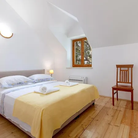 Villa Sleeps 7 With Pool And Air Con *