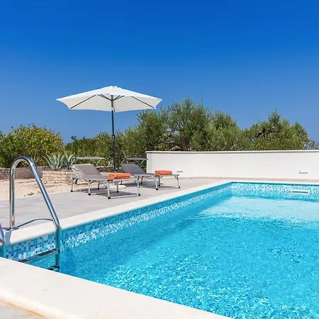 Sleeps 7 With Pool And Air Con * Pražnice