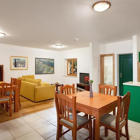 Sleeps 7 With Pool And Air Con * Pražnice