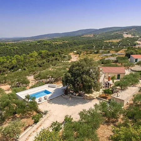 Sleeps 7 With Pool And Air Con Villa