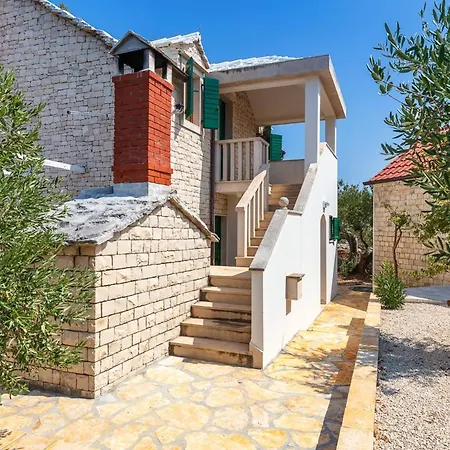 Villa Sleeps 7 With Pool And Air Con Pražnice