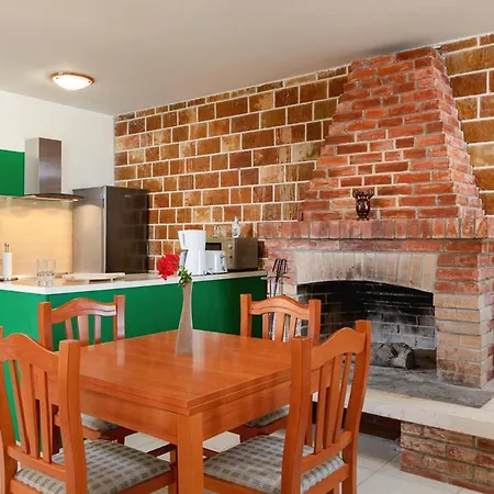 Sleeps 7 With Pool And Air Con Villa
