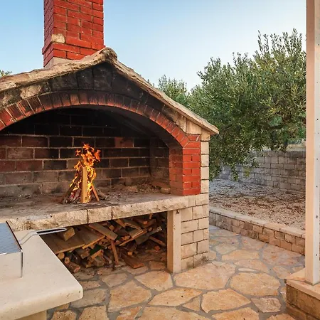 Sleeps 7 With Pool And Air Con Villa