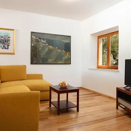 Sleeps 7 With Pool And Air Con * Pražnice